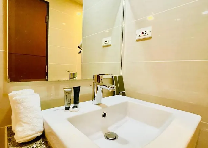 Thompson - 2 Beds, One Uptown Residences 28f A - Xbox & Netflix Apartment