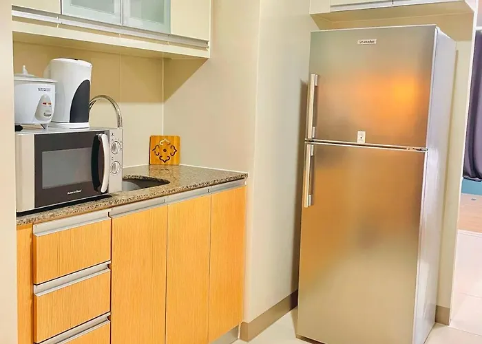 Thompson - 2 Beds, One Uptown Residences 28f A - Xbox & Netflix Apartment Manila